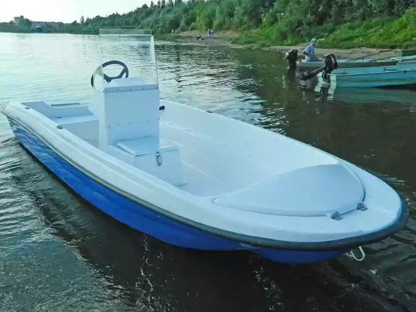 Стеклопластиковая лодка Пингвин с консолью (тримаран) в Нижневартовске