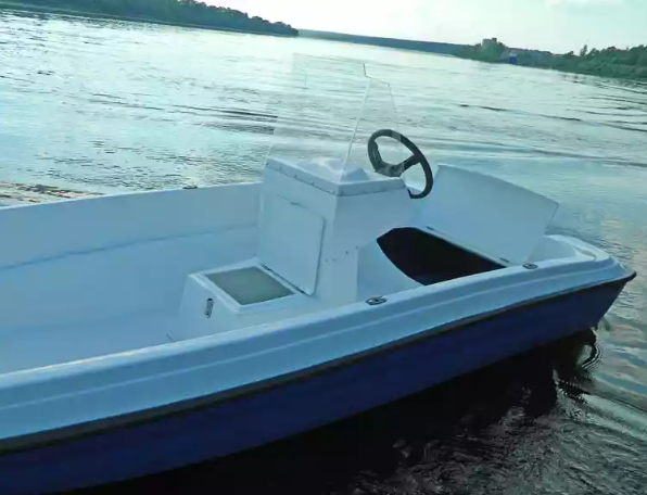 Стеклопластиковая лодка Пингвин с консолью (тримаран) в Нижневартовске