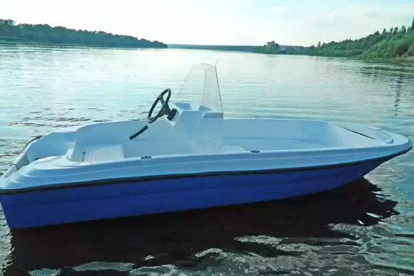 Стеклопластиковая лодка Пингвин с консолью (тримаран) в Нижневартовске