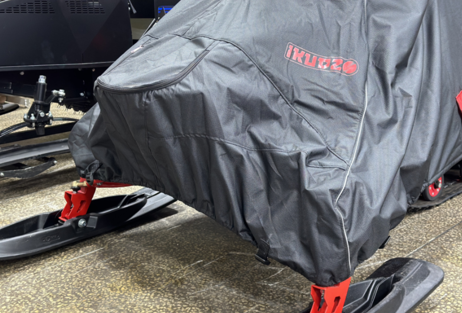 Чехол транспорт. снегохода IKUDZO HUNTER черно-красный Оксфорд ПРЕМИУМ качества с лого IKUDZO в Нижневартовске