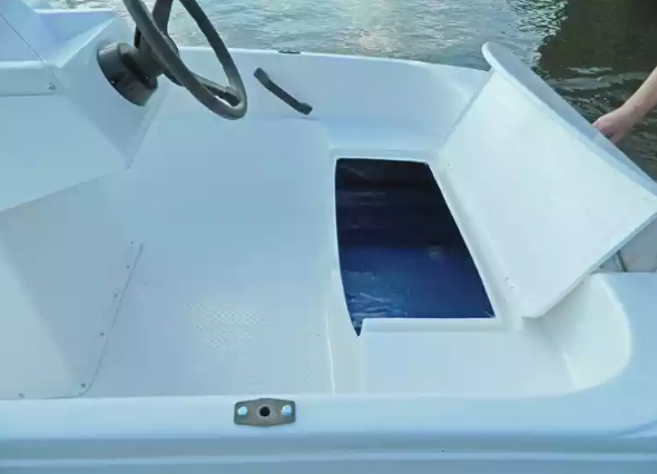 Стеклопластиковая лодка Пингвин с консолью (тримаран) в Нижневартовске